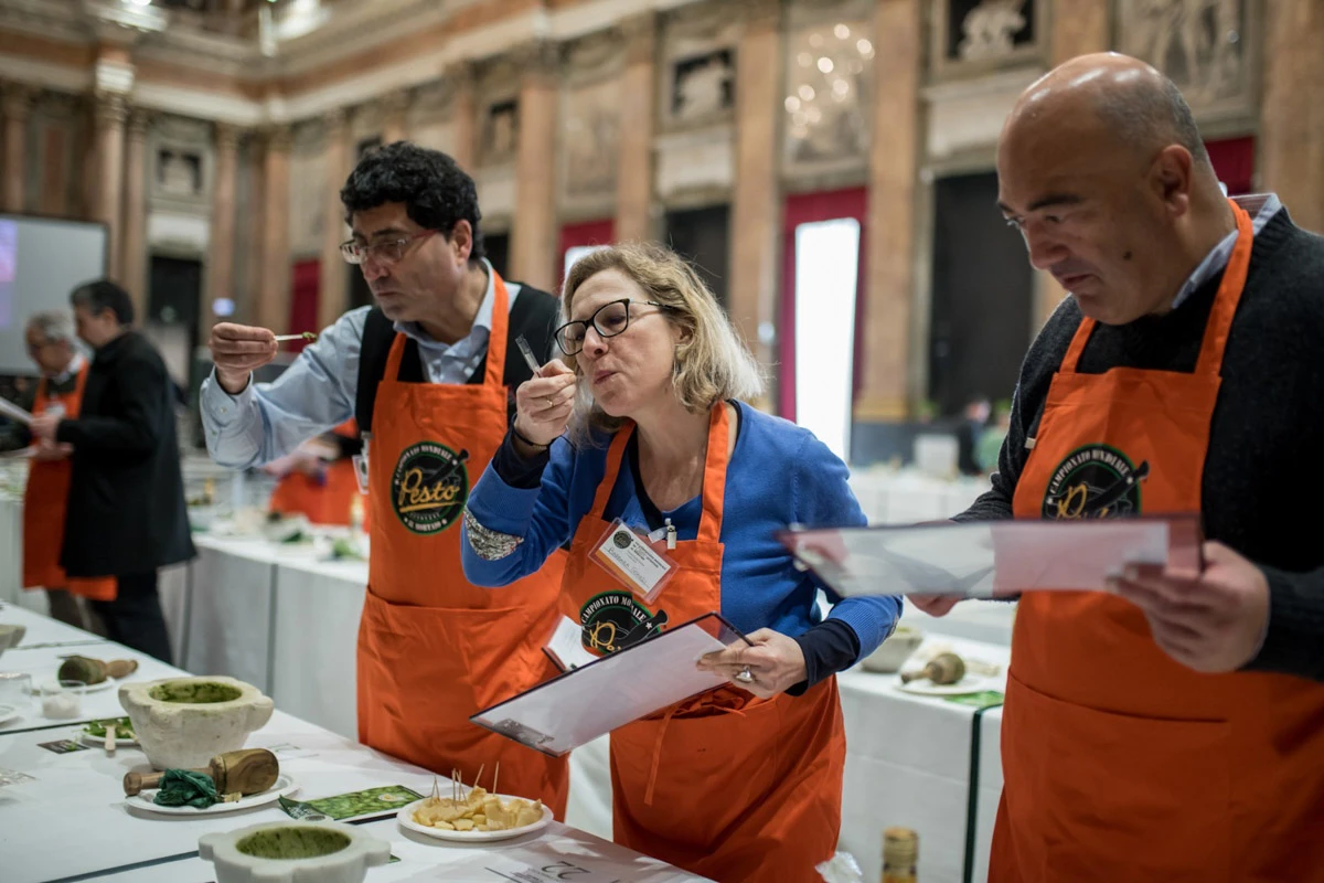 giuria che assaggia il pesto al VII edizione campionato mondiale di pesto al mortaio Giuria