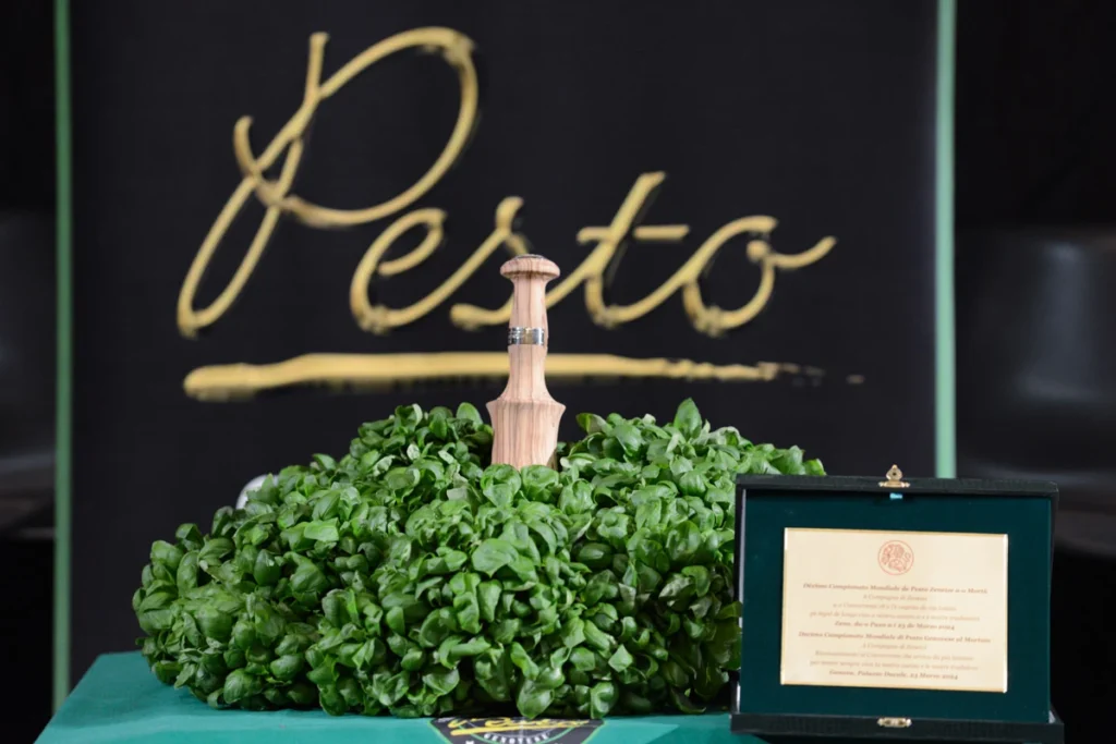 pesto con il basilico e tutti gli ingredienti per fare il pesto