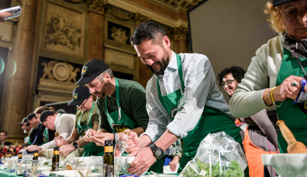 ragazzo che partecipa al campionato mondiale del pesto