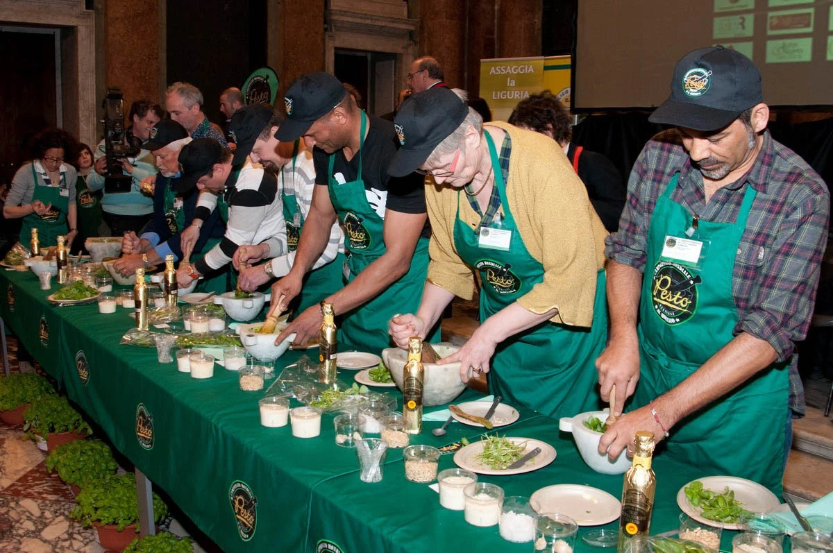 gara in corso IV edizione campionato mondiale di pesto al mortaio