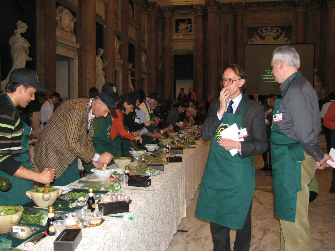 giuria che controlla I edizione del campionato mondiale di pesto al mortaio