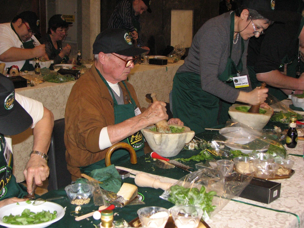 signore che fa il pesto alla I edizione del campionato mondiale di pesto al mortaio