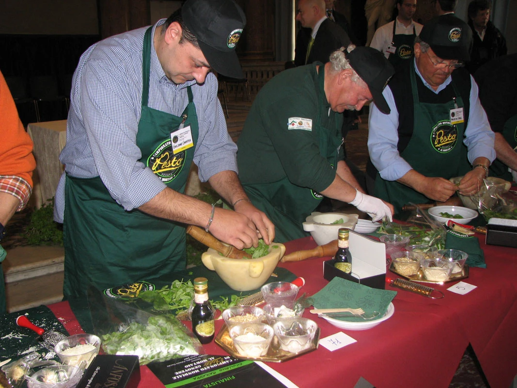 Concorrenti che preparano il pesto nella I edizione del campionato mondiale di pesto al mortaio