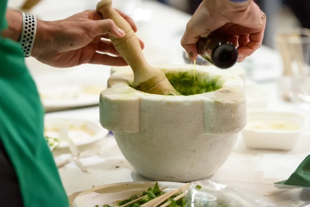 olio versato mentre si fa il pesto genovese al mortaio