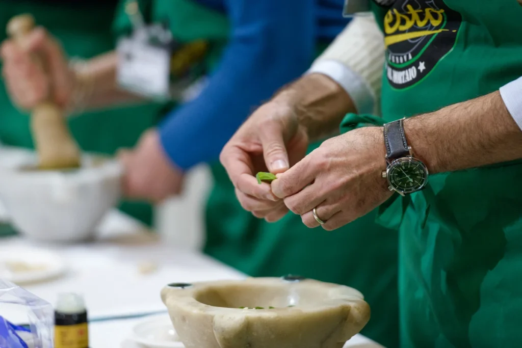 preparazione del pesto